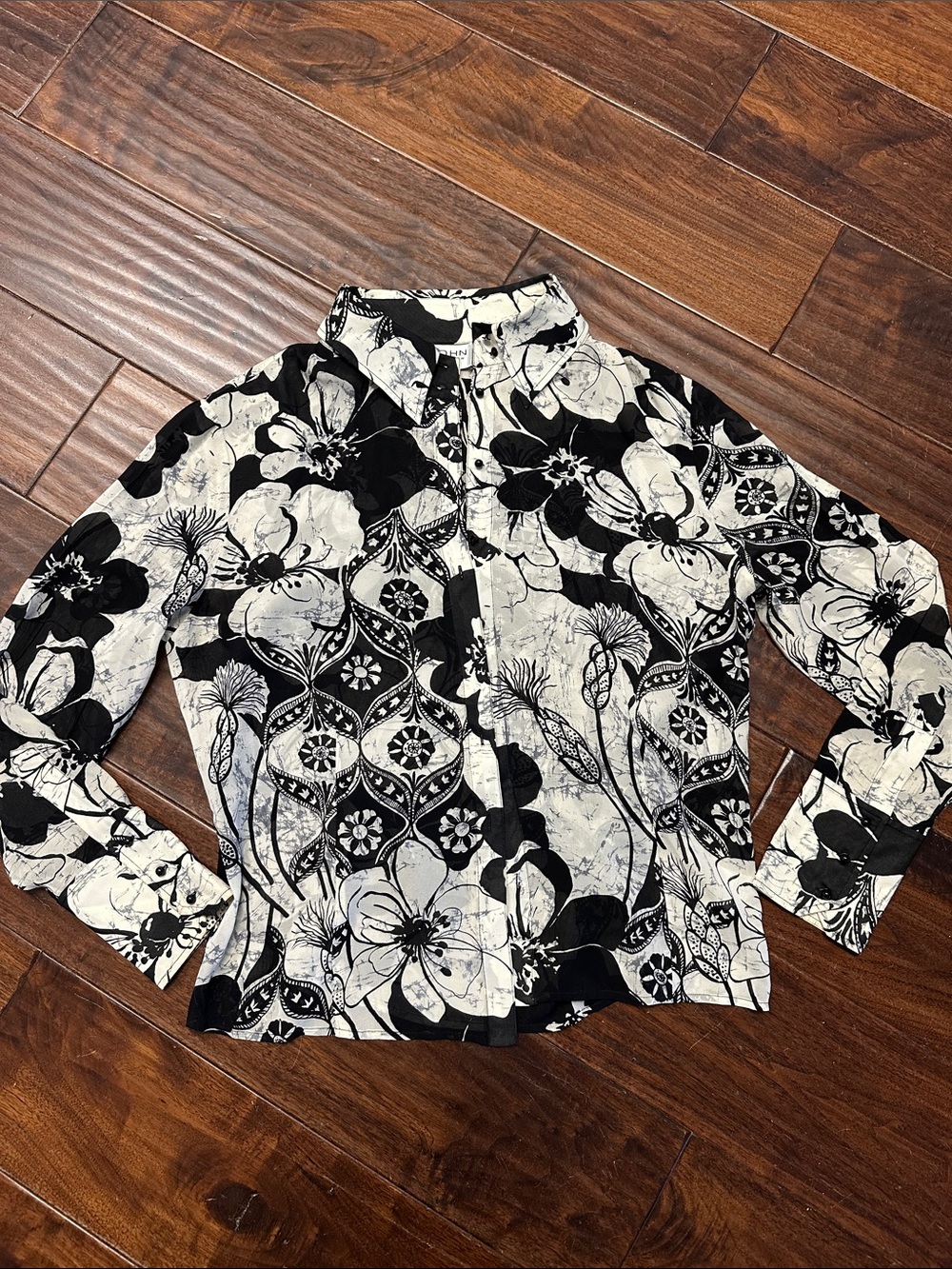 ST JOHN Silk Black & White Floral Button-Up Blouse